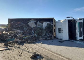 В Темрюке опрокинулся мусоровоз МАЗ