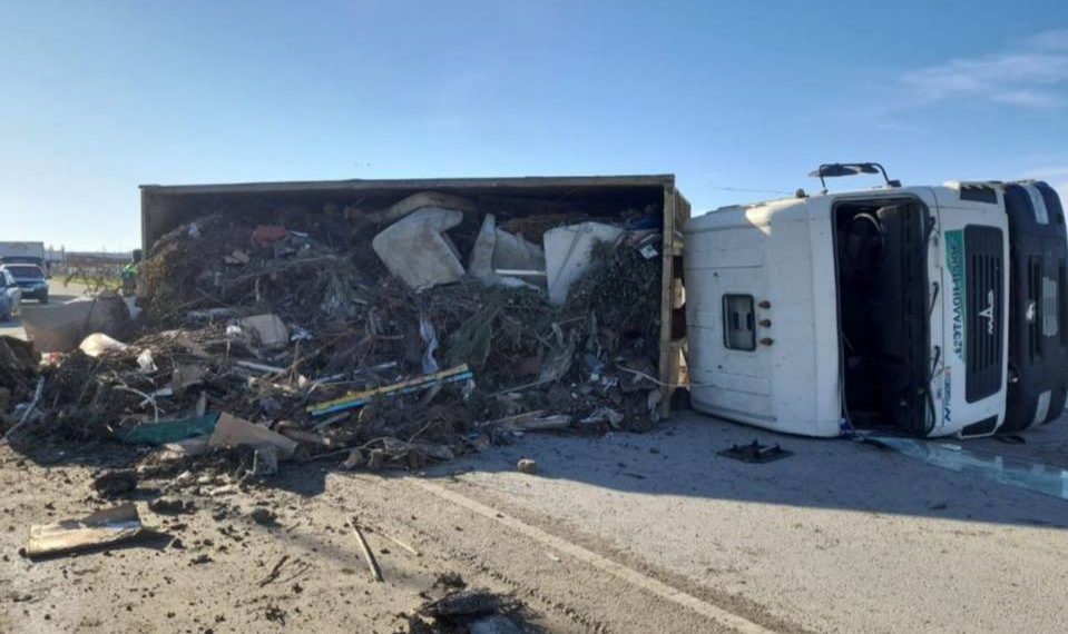 В Темрюке опрокинулся мусоровоз МАЗ