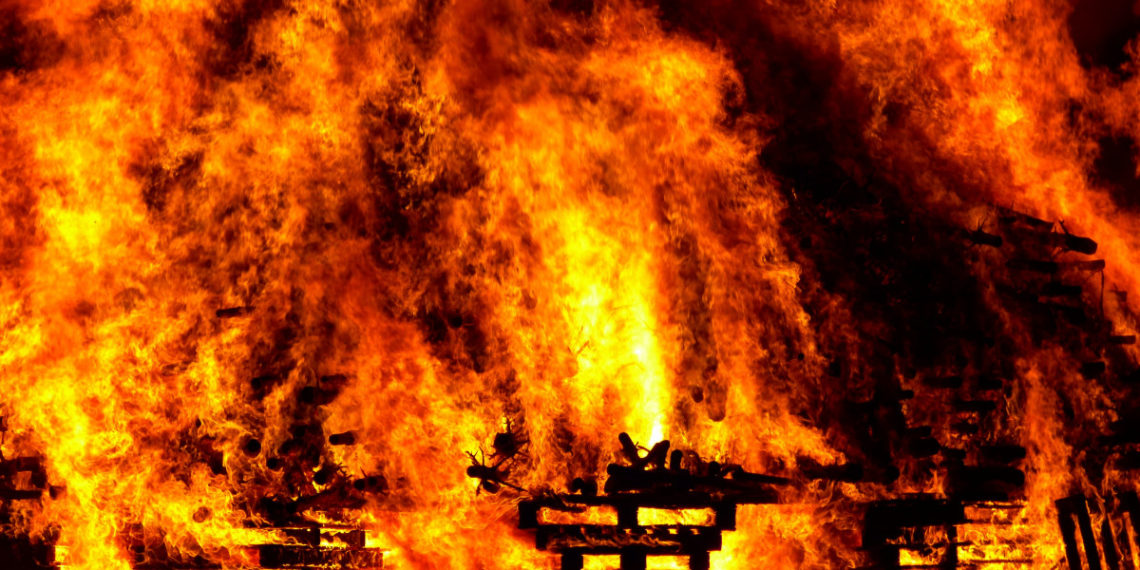 Из горящего дома в Ейске эвакуировали троих жильцов