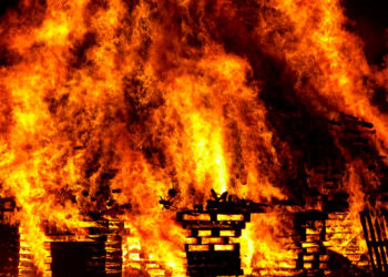 Из горящего дома в Ейске эвакуировали троих жильцов