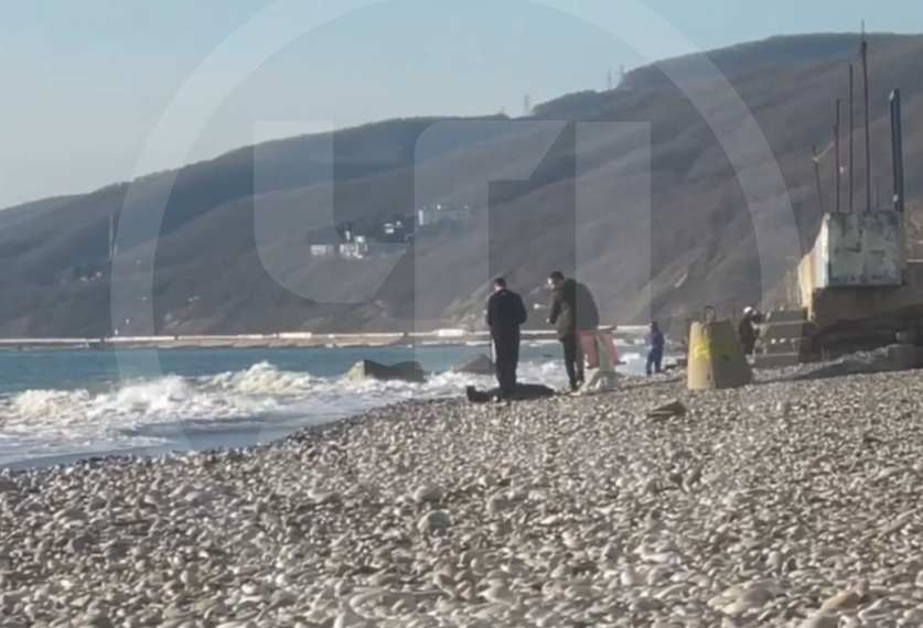 В Сочи на пляже из моря извлекли тело загадочно погибшего  мужчины