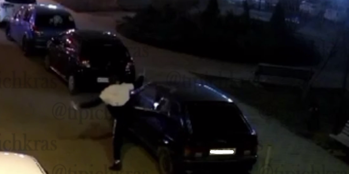 В Краснодаре ночью на видео попал неизвестный, выбивший ногой стекла в авто