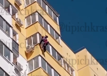 В Краснодаре спасли зацепившегося на балконе 14 этажа мужчину