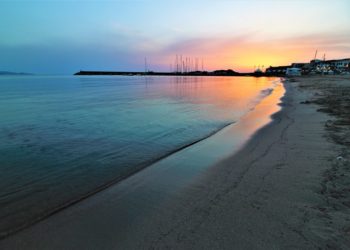 Россиянин раскритиковал запах канализации, машины и мусор на отдыхе в Анапе