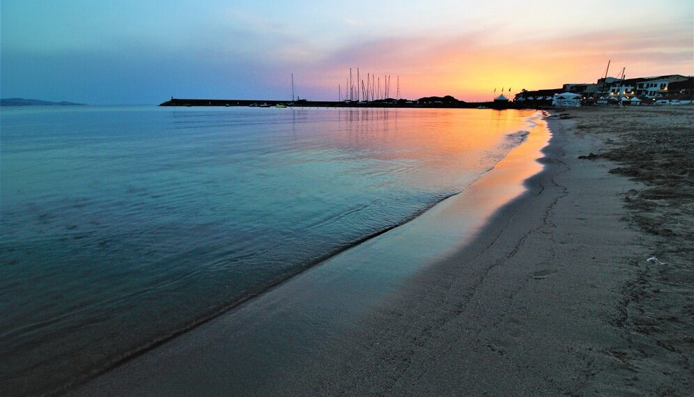 Россиянин раскритиковал запах канализации, машины и мусор на отдыхе в Анапе