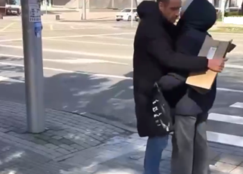 В Краснодаре мужчина с табличкой обнимал незнакомых девушек