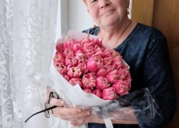 Настя Ивлеева подарила краснодарским бабулям из «Отрядов Путина» цветы