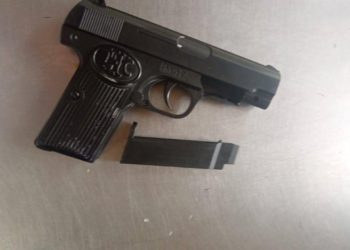 В Анапе переходивший дорогу подросток целился пистолетом в машину