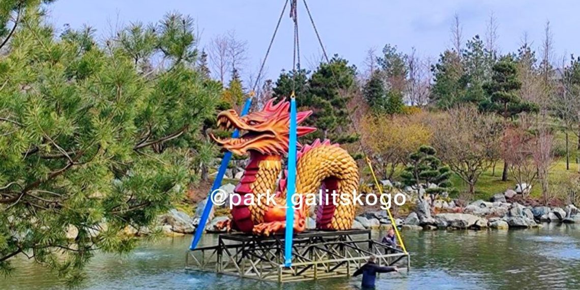 Среди белого дня в Японском саду Краснодара пропала огромная фигура дракона
