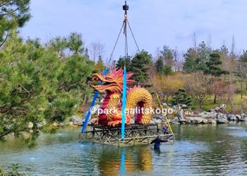 Среди белого дня в Японском саду Краснодара пропала огромная фигура дракона