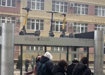 В Краснодаре дети затаскивают самокаты на крыши остановок