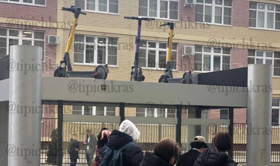 В Краснодаре дети затаскивают самокаты на крыши остановок