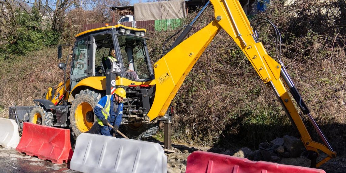 В Сочи начали строить систему ливнеотведения в переулке Виноградном