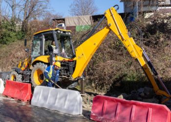 В Сочи начали строить систему ливнеотведения в переулке Виноградном