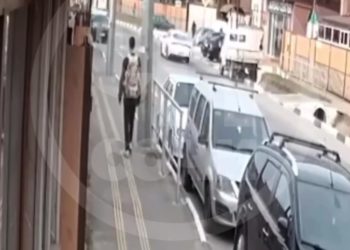 В Сочи мужчина разбил стекло припаркованной «Лады»