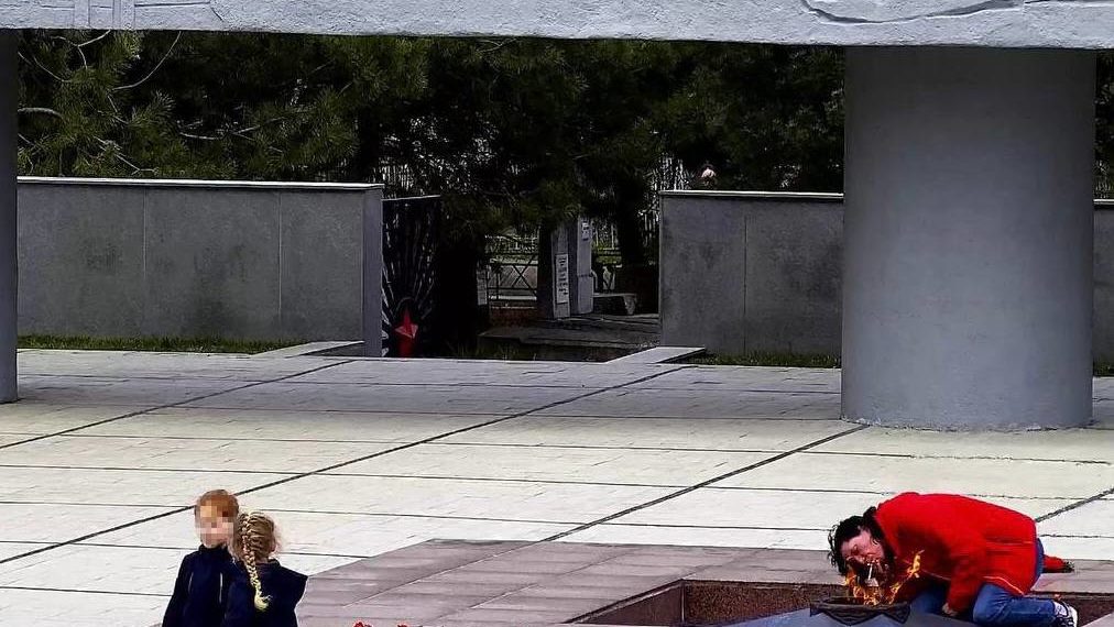 В Краснодаре женщина лежала на Вечном огне и сожгла в нем венок