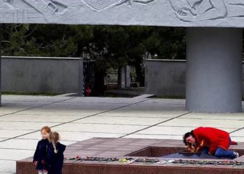 В Краснодаре женщина лежала на Вечном огне и сожгла в нем венок