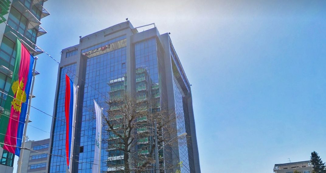 Из-за пожара в здании банка в Краснодаре эвакуировали 864 человека