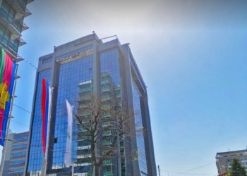 Из-за пожара в здании банка в Краснодаре эвакуировали 864 человека