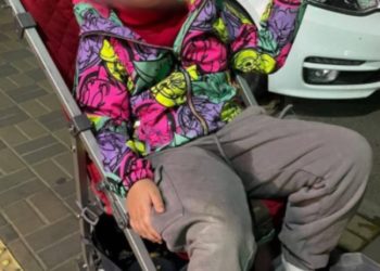 В Краснодаре мать на улице ночью оставила ребенка-инвалида