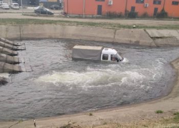 В краснодарском поселке сняли на видео картину “Газель» на водопое”