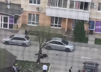 В Краснодаре во дворе дома трезвый мужчина избил нетрезвого