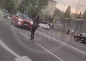 В Сочи женщина пыталась обнимать проезжающие автомобили