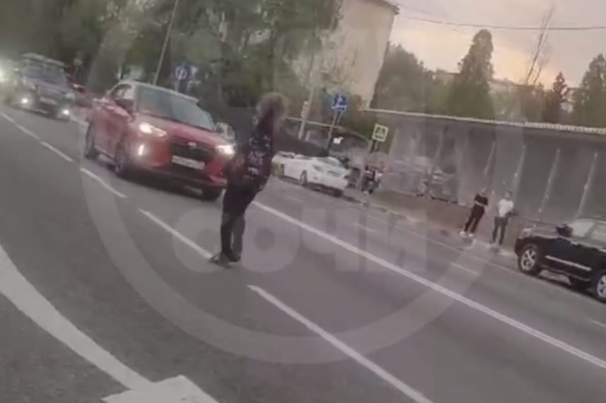 В Сочи женщина пыталась обнимать проезжающие автомобили