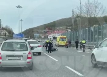 В Сочи мотоциклист врезался в такси и попал в больницу
