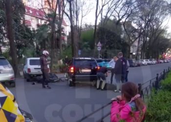 В Сочи мотоциклист врезался в Jeep и попал в больницу
