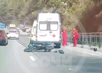 В ДТП в Сочи пострадали мотоциклист и его пассажир