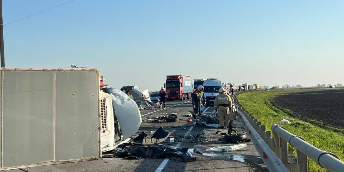 В ДТП с двумя грузовиками в Краснодарском крае погибли три человека