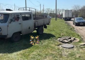 В Краснодаре 67-летний мужчина на УАЗе врезался в забор и погиб