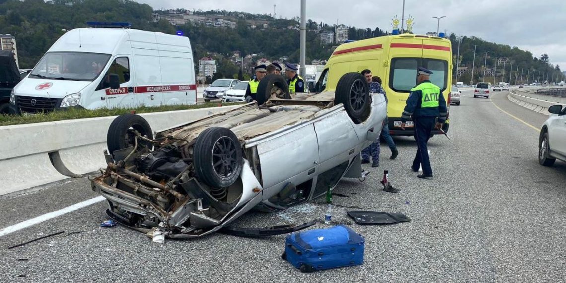 В ДТП с опрокинувшейся «Ладой» в Сочи пострадали три человека