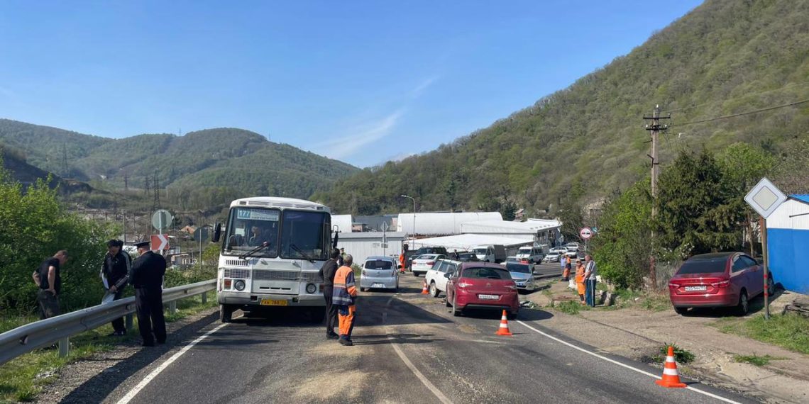 В ДТП с двумя легковушками и автобусом на Кубани пострадали три человека