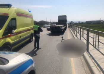 На Кубани грузовик насмерть сбил 56-летнюю женщину на самокате