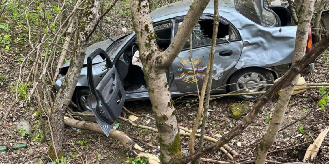 На Кубани Chevrolet врезался в дерево: пострадали два человека