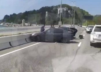 В Сочи столкнулись три авто: очевидцы сообщили о пострадавших