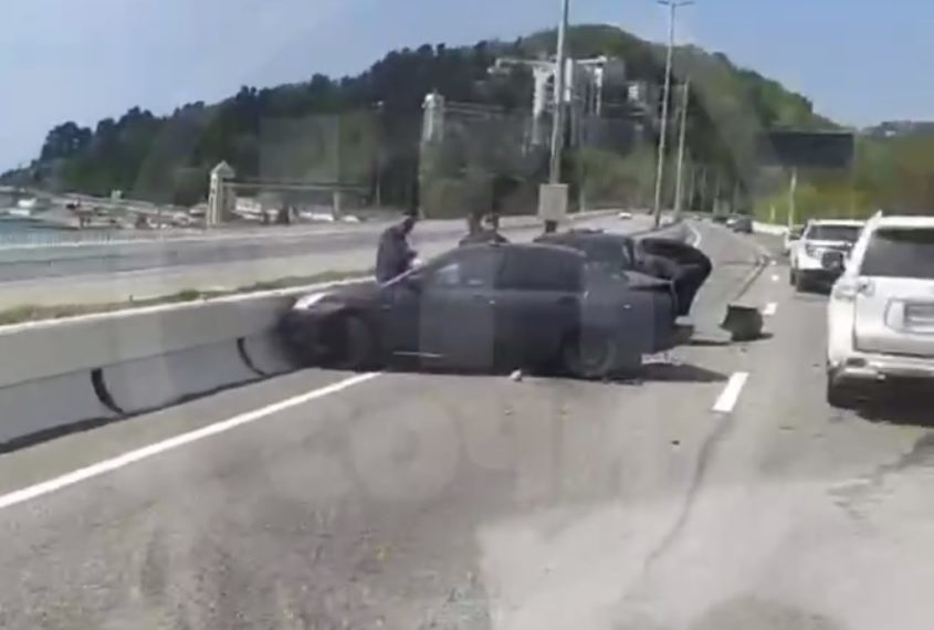 В Сочи столкнулись три авто: очевидцы сообщили о пострадавших