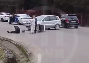 В Сочи иномарка сбила доставщика на мопеде