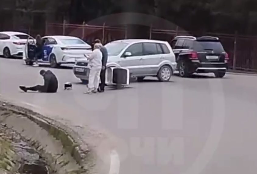 В Сочи иномарка сбила доставщика на мопеде
