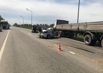 В ДТП с грузовиком под Краснодаром пострадали две 19-летние девушки