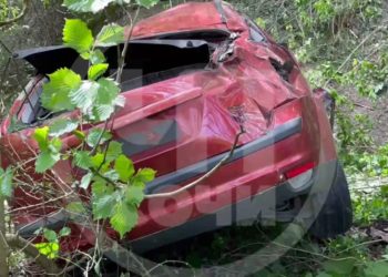 В Сочи Ford упал в обрыв: пострадал один человек