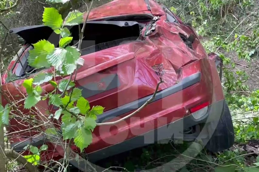 В Сочи Ford упал в обрыв: пострадал один человек