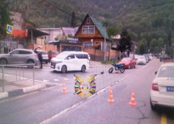 В Сочи иномарка сбила двух подростков на мотоцикле