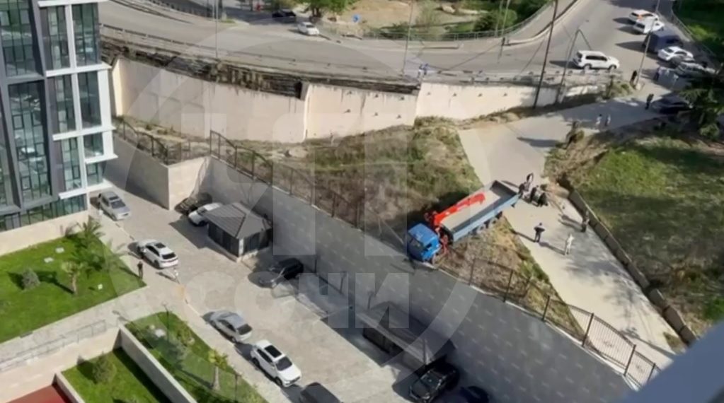 В Сочи неуправляемый КамАЗ насмерть сбил водителя