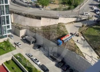 В Сочи неуправляемый КамАЗ насмерть сбил водителя