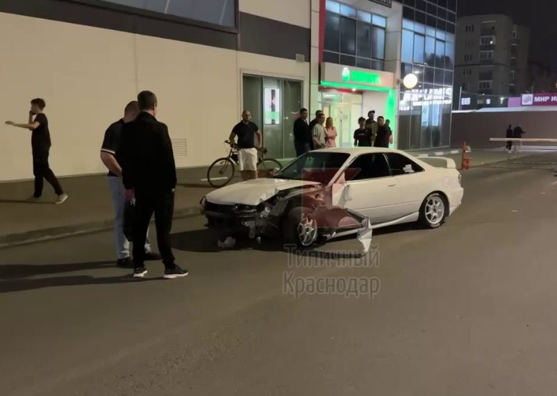 В Краснодаре Toyota сбила человека на тротуаре