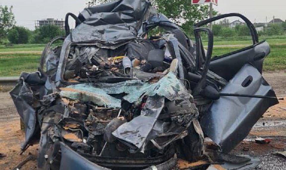 В ДТП с двумя грузовиками на Кубани погиб водитель Chevrolet