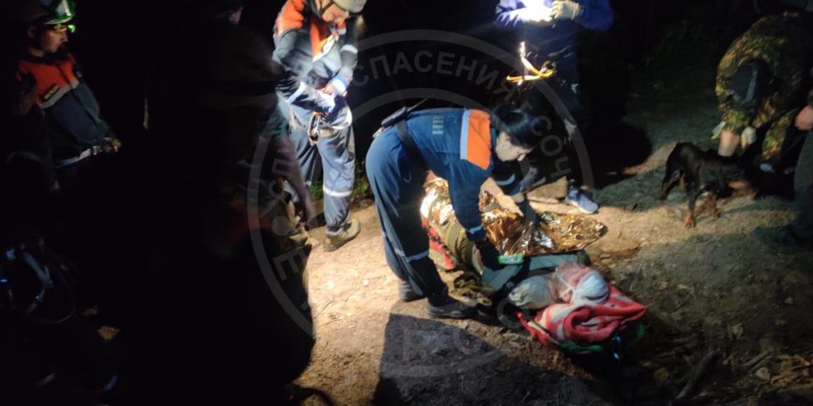 В Сочи упавшего в обрыв водителя УАЗа 8 километров несли на носилках
